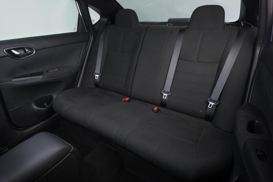 Интерьер Nissan Sentra Nismo (B17) 2016 года  (фото 10 из 45)